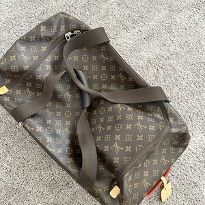 Authentic Louis Vuitton Horizon soft duffle in great condition.